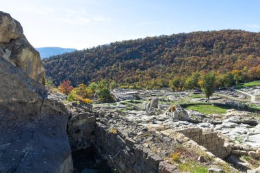 Bulgaristan 'ın Kardzhali Bölgesi, Perperikon antik Trakya kentinin sonbahar manzarası