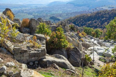 Bulgaristan 'ın Kardzhali Bölgesi, Perperikon antik Trakya kentinin sonbahar manzarası