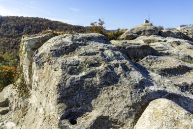 Bulgaristan 'ın Kardzhali Bölgesi, Perperikon antik Trakya kentinin sonbahar manzarası
