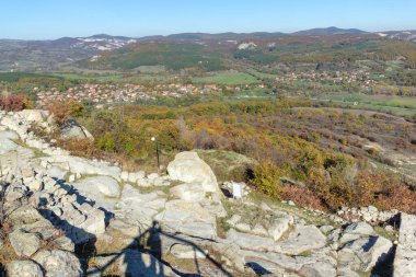 Bulgaristan 'ın Kardzhali Bölgesi, Perperikon antik Trakya kentinin sonbahar manzarası