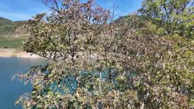 Sırbistan 'ın Stara Planina Dağı' ndaki Zavojsko Gölü 'nün (Zavojsko jezero) muhteşem manzarası