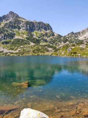 Bulgaristan 'ın Popovo Gölü yakınlarındaki Pirin Dağı' nın İnanılmaz Yaz Manzarası