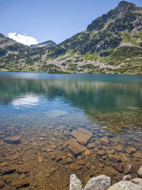Bulgaristan 'ın Popovo Gölü yakınlarındaki Pirin Dağı' nın İnanılmaz Yaz Manzarası