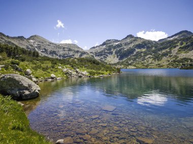 Bulgaristan 'ın Popovo Gölü yakınlarındaki Pirin Dağı' nın İnanılmaz Yaz Manzarası