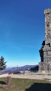 SHIPKA, BULGARIA - 19 Kasım 2024: St. Nicholas zirvesinde Özgürlük Anıtı Panoraması, Stara Planina (Balkan) Dağı, Bulgaristan