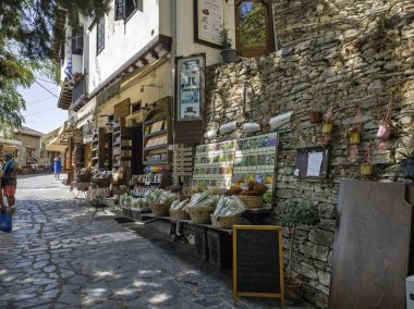 MAKRINITSA, THESSALY, GREECE - 8 Eylül 2025: Yunanistan 'ın Selanik kentindeki Pelion Dağı' ndaki Makrinitsa Köyü 'nün muhteşem manzarası
