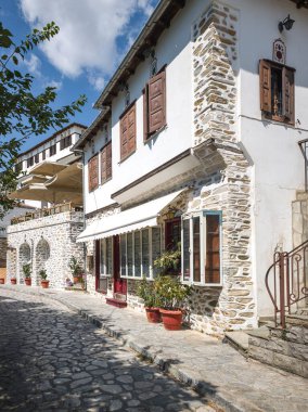 MAKRINITSA, THESSALY, GREECE - 8 Eylül 2025: Yunanistan 'ın Selanik kentindeki Pelion Dağı' ndaki Makrinitsa Köyü 'nün muhteşem manzarası