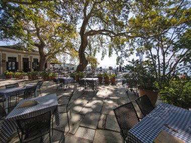 MAKRINITSA, THESSALY, GREECE - 8 Eylül 2025: Yunanistan 'ın Selanik kentindeki Pelion Dağı' ndaki Makrinitsa Köyü 'nün muhteşem manzarası