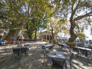 MAKRINITSA, THESSALY, GREECE - 8 Eylül 2025: Yunanistan 'ın Selanik kentindeki Pelion Dağı' ndaki Makrinitsa Köyü 'nün muhteşem manzarası