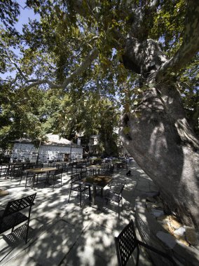 MAKRINITSA, THESSALY, GREECE - 8 Eylül 2025: Yunanistan 'ın Selanik kentindeki Pelion Dağı' ndaki Makrinitsa Köyü 'nün muhteşem manzarası