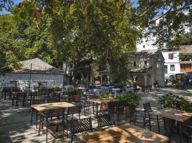 MAKRINITSA, THESSALY, GREECE - 8 Eylül 2025: Yunanistan 'ın Selanik kentindeki Pelion Dağı' ndaki Makrinitsa Köyü 'nün muhteşem manzarası