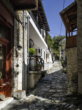 MAKRINITSA, THESSALY, GREECE - 8 Eylül 2025: Yunanistan 'ın Selanik kentindeki Pelion Dağı' ndaki Makrinitsa Köyü 'nün muhteşem manzarası