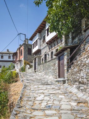 MAKRINITSA, THESSALY, GREECE - 8 Eylül 2025: Yunanistan 'ın Selanik kentindeki Pelion Dağı' ndaki Makrinitsa Köyü 'nün muhteşem manzarası