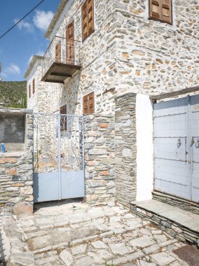 MAKRINITSA, THESSALY, GREECE - 8 Eylül 2025: Yunanistan 'ın Selanik kentindeki Pelion Dağı' ndaki Makrinitsa Köyü 'nün muhteşem manzarası