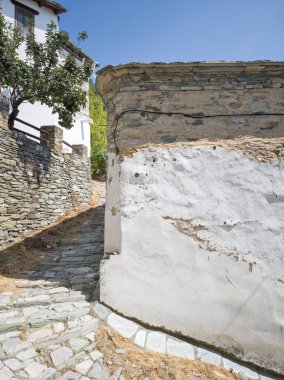 MAKRINITSA, THESSALY, GREECE - 8 Eylül 2025: Yunanistan 'ın Selanik kentindeki Pelion Dağı' ndaki Makrinitsa Köyü 'nün muhteşem manzarası