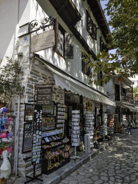 MAKRINITSA, THESSALY, GREECE - 8 Eylül 2025: Yunanistan 'ın Selanik kentindeki Pelion Dağı' ndaki Makrinitsa Köyü 'nün muhteşem manzarası