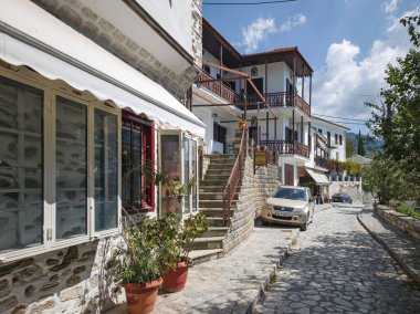 MAKRINITSA, THESSALY, GREECE - 8 Eylül 2025: Yunanistan 'ın Selanik kentindeki Pelion Dağı' ndaki Makrinitsa Köyü 'nün muhteşem manzarası