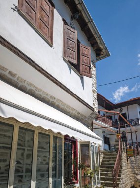 MAKRINITSA, THESSALY, GREECE - 8 Eylül 2025: Yunanistan 'ın Selanik kentindeki Pelion Dağı' ndaki Makrinitsa Köyü 'nün muhteşem manzarası