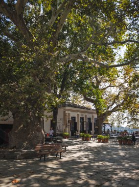 MAKRINITSA, THESSALY, GREECE - 8 Eylül 2025: Yunanistan 'ın Selanik kentindeki Pelion Dağı' ndaki Makrinitsa Köyü 'nün muhteşem manzarası