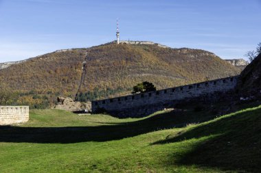 Belogradchik Kayalıkları, Vidin Bölgesi, Bulgaristan 'ın İnanılmaz Sonbahar Manzarası