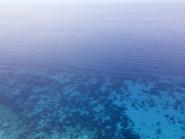 Lefkada 'nın Pefkoulia plajı yakınlarındaki inanılmaz hava manzarası, İyon Adaları, Yunanistan