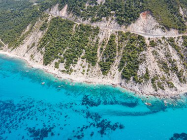 Lefkada 'nın Pefkoulia plajı yakınlarındaki inanılmaz hava manzarası, İyon Adaları, Yunanistan