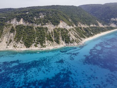 Lefkada 'nın Pefkoulia plajı yakınlarındaki inanılmaz hava manzarası, İyon Adaları, Yunanistan