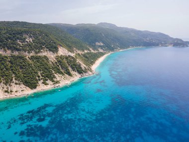 Lefkada 'nın Pefkoulia plajı yakınlarındaki inanılmaz hava manzarası, İyon Adaları, Yunanistan