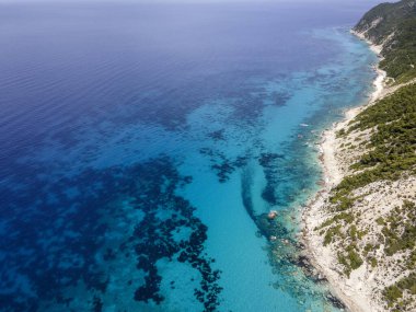 Lefkada 'nın Pefkoulia plajı yakınlarındaki inanılmaz hava manzarası, İyon Adaları, Yunanistan
