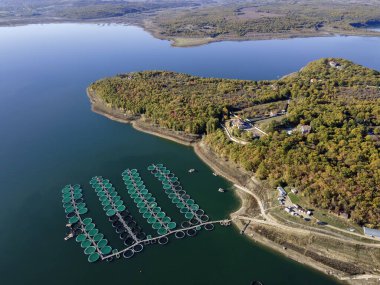 Bulgaristan 'ın Montana bölgesindeki Ogosta Barajı' nın Sonbahar Havası manzarası
