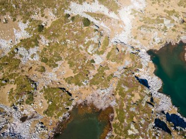 Bulgaristan 'ın Malyovitsa Gölleri yakınlarındaki Rila Dağı' nın Sonbahar Havası manzarası