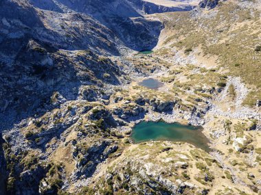 Bulgaristan 'ın Malyovitsa Gölleri yakınlarındaki Rila Dağı' nın Sonbahar Havası manzarası