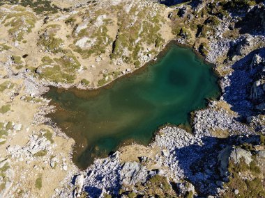 Bulgaristan 'ın Malyovitsa Gölleri yakınlarındaki Rila Dağı' nın Sonbahar Havası manzarası