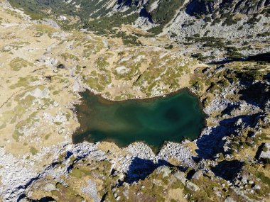 Bulgaristan 'ın Malyovitsa Gölleri yakınlarındaki Rila Dağı' nın Sonbahar Havası manzarası