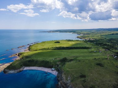 Bulgaristan 'ın Burgaz Bölgesi' nin Varvara kasabası yakınlarındaki Karadeniz kıyı şeridinin hava manzarası
