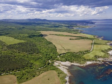 Bulgaristan 'ın Burgaz Bölgesi' nin Varvara kasabası yakınlarındaki Karadeniz kıyı şeridinin hava manzarası