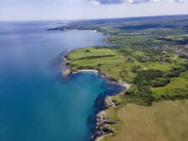 Bulgaristan 'ın Burgaz Bölgesi' nin Varvara kasabası yakınlarındaki Karadeniz kıyı şeridinin hava manzarası