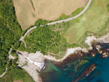 Bulgaristan 'ın Burgaz Bölgesi' nin Varvara kasabası yakınlarındaki Karadeniz kıyı şeridinin hava manzarası