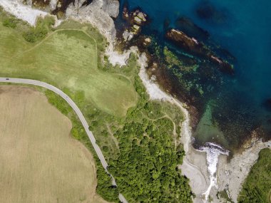 Bulgaristan 'ın Burgaz Bölgesi' nin Varvara kasabası yakınlarındaki Karadeniz kıyı şeridinin hava manzarası