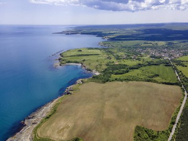 Bulgaristan 'ın Burgaz Bölgesi' nin Varvara kasabası yakınlarındaki Karadeniz kıyı şeridinin hava manzarası