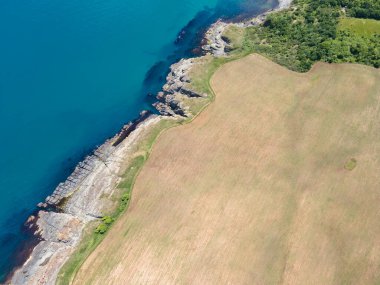 Bulgaristan 'ın Burgaz Bölgesi' nin Varvara kasabası yakınlarındaki Karadeniz kıyı şeridinin hava manzarası