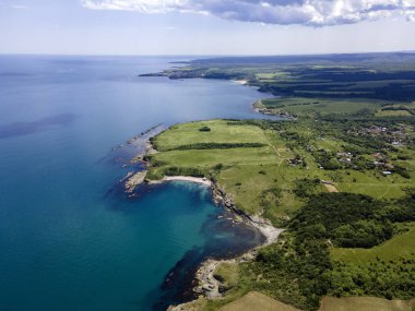 Bulgaristan 'ın Burgaz Bölgesi' nin Varvara kasabası yakınlarındaki Karadeniz kıyı şeridinin hava manzarası
