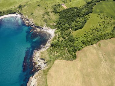 Bulgaristan 'ın Burgaz Bölgesi' nin Varvara kasabası yakınlarındaki Karadeniz kıyı şeridinin hava manzarası