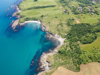 Bulgaristan 'ın Burgaz Bölgesi' nin Varvara kasabası yakınlarındaki Karadeniz kıyı şeridinin hava manzarası