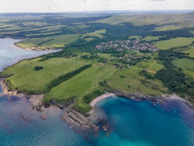Bulgaristan 'ın Burgaz Bölgesi' nin Varvara kasabası yakınlarındaki Karadeniz kıyı şeridinin hava manzarası