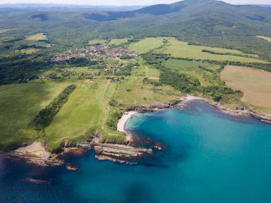 Bulgaristan 'ın Burgaz Bölgesi' nin Varvara kasabası yakınlarındaki Karadeniz kıyı şeridinin hava manzarası