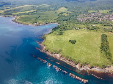 Bulgaristan 'ın Burgaz Bölgesi' nin Varvara kasabası yakınlarındaki Karadeniz kıyı şeridinin hava manzarası