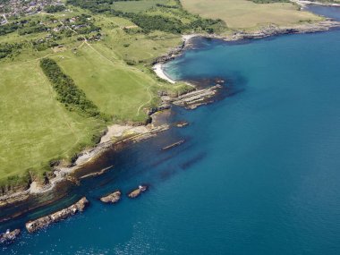 Bulgaristan 'ın Burgaz Bölgesi' nin Varvara kasabası yakınlarındaki Karadeniz kıyı şeridinin hava manzarası