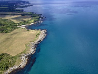 Bulgaristan 'ın Burgaz Bölgesi' nin Varvara kasabası yakınlarındaki Karadeniz kıyı şeridinin hava manzarası