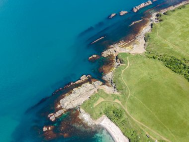 Bulgaristan 'ın Burgaz Bölgesi' nin Varvara kasabası yakınlarındaki Karadeniz kıyı şeridinin hava manzarası